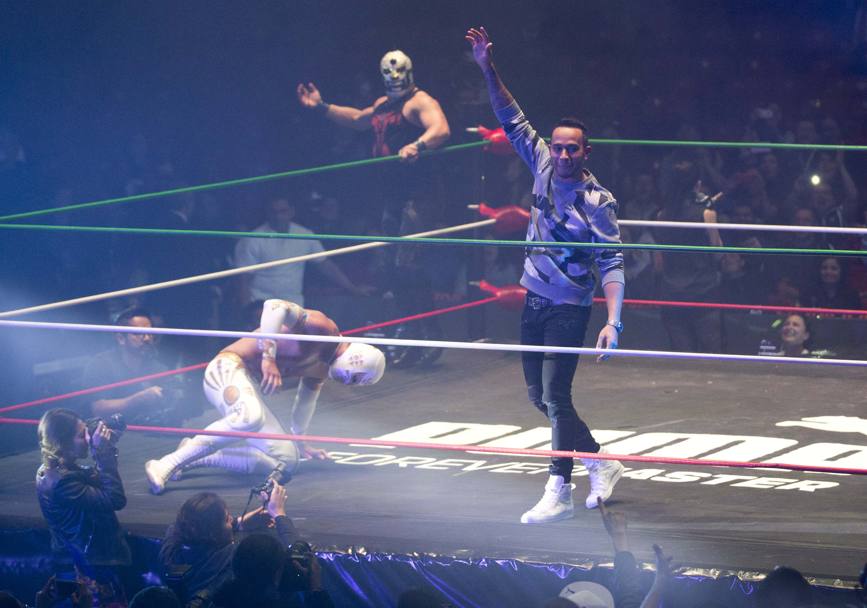 Il campione del mondo si  cimentato in un incontro di wrestling coi pi celebri campioni locali. Reuters